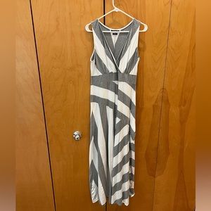 EUC PattyBoutik Maxi Dress in flattering Grey and White stripe pattern XL
